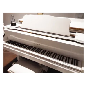 Pianoforte Yamaha a coda Bianco